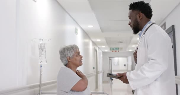 Vážná Různorodá Mužská Doktorka Tabletou Která Mluví Starším Pacientem Lůžku — Stock video