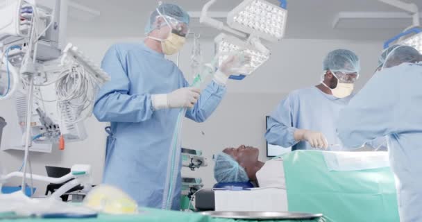 Fókuszált Különböző Férfi Női Sebészek Arcmaszkokkal Műtét Alatt Lassított Felvételen — Stock videók