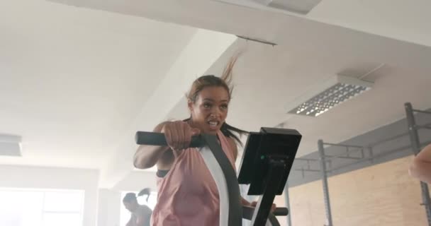 决心不变的多样化女子训练椭圆形自行车在健身房健身课 慢动作 健康的生活方式 健康和锻炼 — 图库视频影像