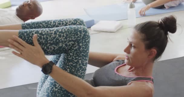 Diversos Seniors Enfocados Haciendo Pilates Estirándose Esteras Con Entrenador Femenino — Vídeos de Stock