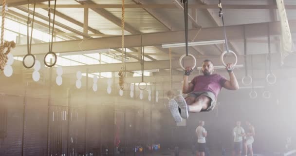 有重点的比利奇人在体育馆做拉力赛 动作缓慢 健康的生活方式 交叉训练 力量和锻炼 — 图库视频影像