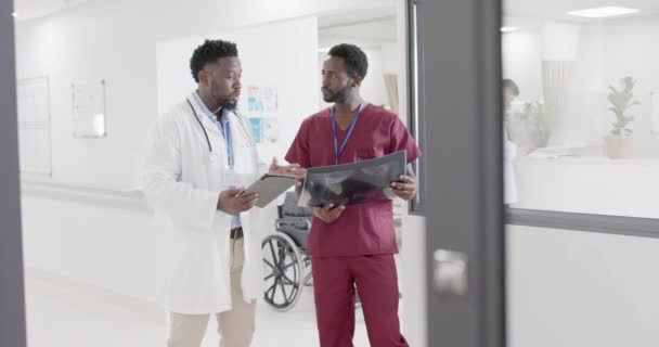 Drukke Afro Amerikaanse Mannelijke Arts Verpleegkundige Met Röntgenfoto Tablet Praten — Stockvideo