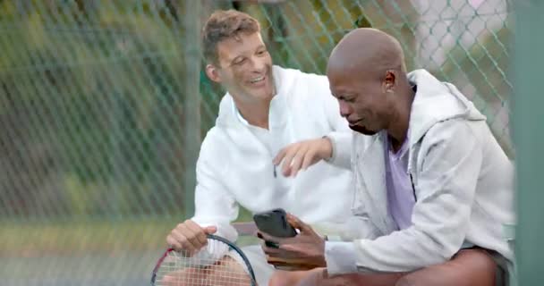 Akıllı Telefona Bakan Tenis Kortuna Gülen Mutlu Erkek Arkadaşlar Yavaş — Stok video