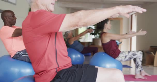 Diversos Seniors Usando Bolas Ejercicio Clase Pilates Con Entrenadora Femenina — Vídeos de Stock