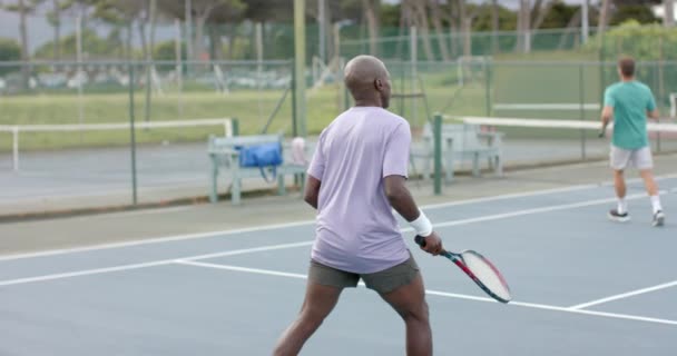 Açık Tenis Kortunda Yavaş Çekimde Oynayan Iki Farklı Erkek Arkadaş — Stok video