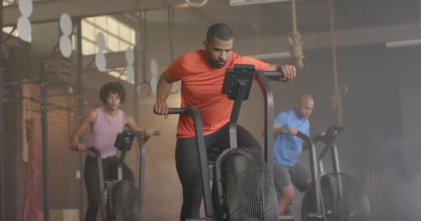 多样化的团体健身课在健身房的椭圆自行车上刻苦训练 动作缓慢 健康的生活方式 交叉训练 力量和锻炼 — 图库视频影像