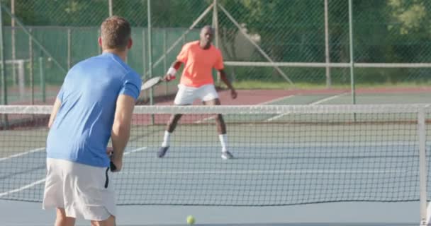 Beyaz Tenli Erkek Tenisçi Sahada Çeşitli Rakiplere Karşı Ağır Çekimde — Stok video
