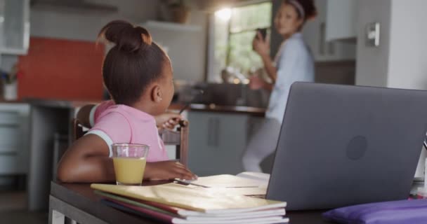 快乐的非洲裔美国母亲和女儿一起使用笔记本电脑做作业 动作缓慢 生活方式 家庭和家庭生活 — 图库视频影像