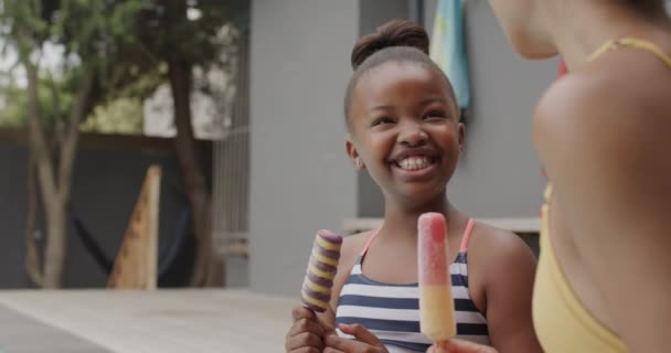 Счастливая Африканская Американская Мать Дочь Едят Мороженое Бассейна Замедленная Съемка — стоковое видео