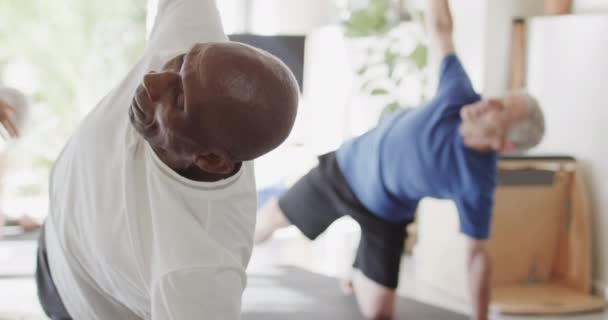 Soustředěná Skupina Nezměněných Starších Mužů Cvičících Pilates Trenérkou Zpomaleném Filmu — Stock video