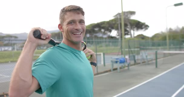 Porträtt Glad Kaukasiska Manliga Tennisspelare Som Håller Racket Vid Utomhus — Stockvideo