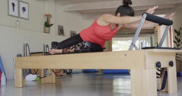 Ajuste Mayor Mujer Caucásica Estiramiento Reformador Estudio Pilates Inalterado Cámara — Vídeos de Stock