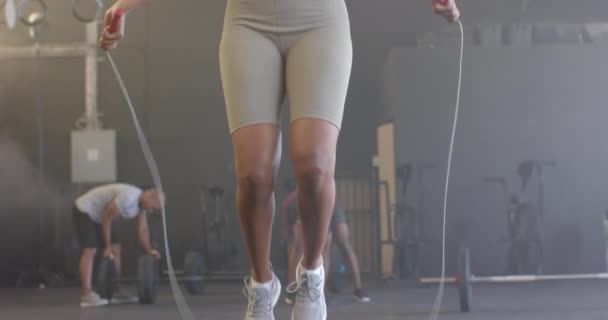 Решительная Африканка Американка Тренирующаяся Скакалке Спортзале Замедленной Съемке Здоровый Образ — стоковое видео