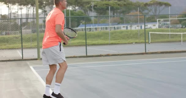 Farklı Erkek Arkadaş Açık Hava Tenis Kortunda Ağır Çekimde Çift — Stok video