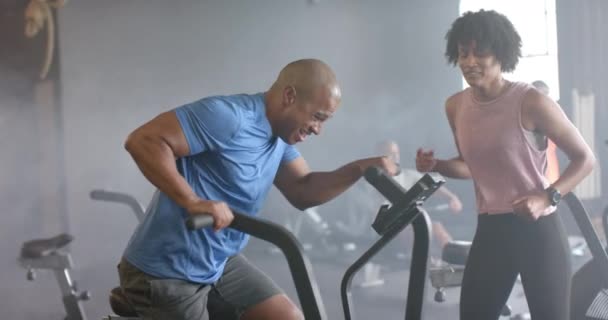 Mångsidig Kvinnlig Tränare Motiverande Beslutsam Man Tränar Hårt Elliptisk Cykel — Stockvideo