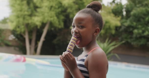 Счастливая Африканская Американка Улыбается Ест Мороженое Бассейна Замедленная Съемка Изменений — стоковое видео