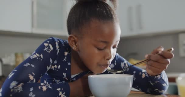 Menina Afro Americana Sentada Bancada Tomando Café Manhã Cozinha Câmera — Vídeo de Stock
