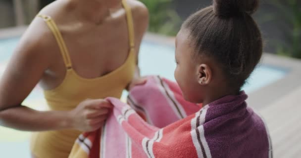Afrikansk Amerikansk Mor Och Dotter Täcker Med Handduk Med Pool — Stockvideo