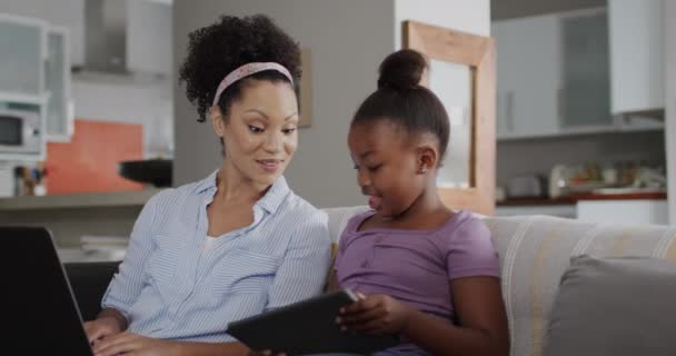 Glad Afrikansk Amerikansk Mor Och Dotter Soffan Med Laptop Och — Stockvideo