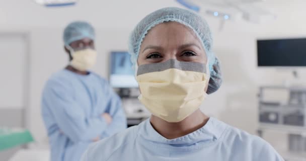 Retrato Diversos Cirurgiões Felizes Com Máscaras Faciais Centro Cirúrgico Câmera — Vídeo de Stock