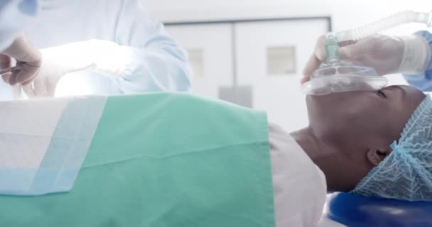 Paziente Afroamericana Addormentata Con Maschera Ossigeno Durante Intervento Rallentatore Inalterata — Video Stock