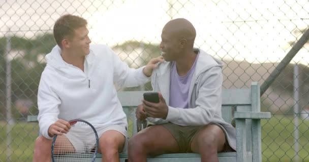 Akıllı Telefona Bakıp Tenis Kortunda Sıkışan Çeşitli Erkek Arkadaşlar Yavaş — Stok video