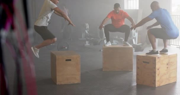 Různorodá Skupina Fitness Třídy Skákání Krabice Křížový Trénink Tělocvičně Zpomaleném — Stock video