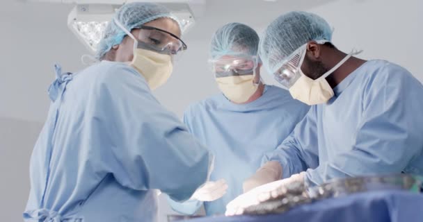 Focados Diversos Cirurgiões Masculinos Femininos Com Máscaras Faciais Durante Cirurgia — Vídeo de Stock