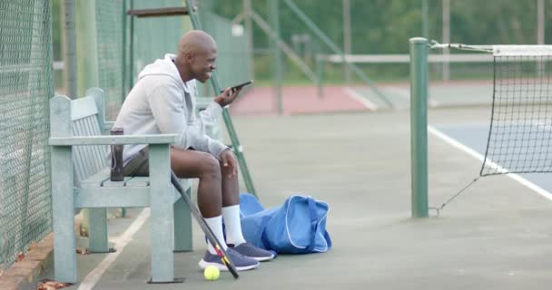 Gledelig Afroamerikansk Mann Som Snakker Smarttelefon Tennisbanen Sakte Film Idrett – stockvideo