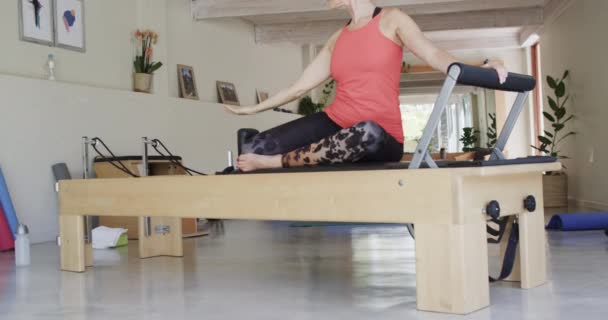 Fit Senior Blanke Vrouw Stretching Reformer Pilates Studio Ongewijzigd Slow — Stockvideo