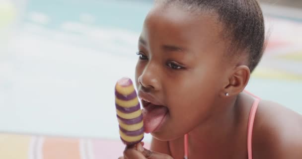 Счастливая Африканская Американка Улыбается Ест Мороженое Бассейна Замедленная Съемка Изменений — стоковое видео
