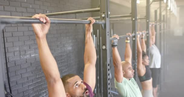 多样化的团体健身班训练在健身房做拉拉球 动作缓慢 健康的生活方式 交叉训练 力量和锻炼 — 图库视频影像