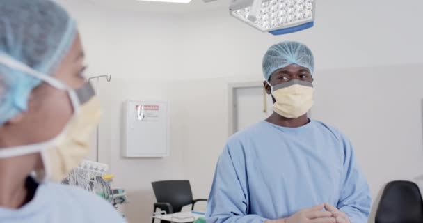 Retrato Diversos Cirurgiões Felizes Com Máscaras Faciais Centro Cirúrgico Câmera — Vídeo de Stock