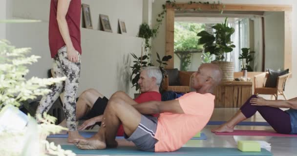 Konzentrierte Senioren Auf Matten Liegend Pilates Kurs Mit Trainerin Unverändert — Stockvideo