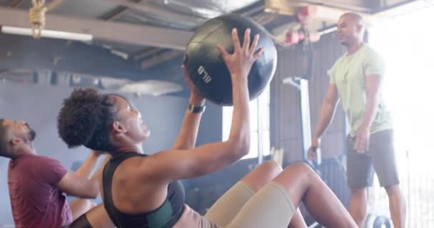 Spor Salonunda Ağır Çekimde Çeşitli Grup Fitness Dersleri Ilaç Topları — Stok video