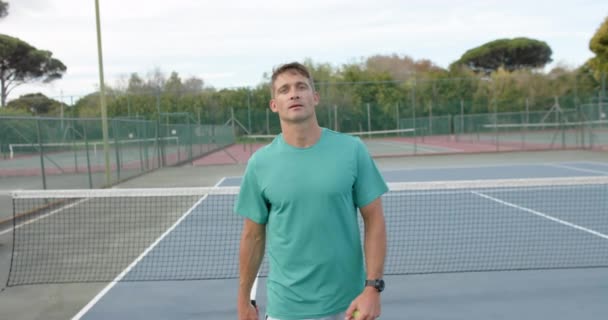 Portret Van Een Blanke Tennisser Met Racket Bal Het Veld — Stockvideo