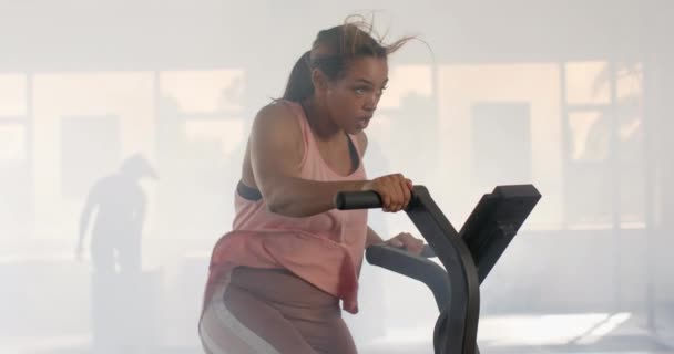 Spor Salonunda Eliptik Bisiklette Yavaş Çekimde Değişmeyen Melez Kadın Eğitimi — Stok video