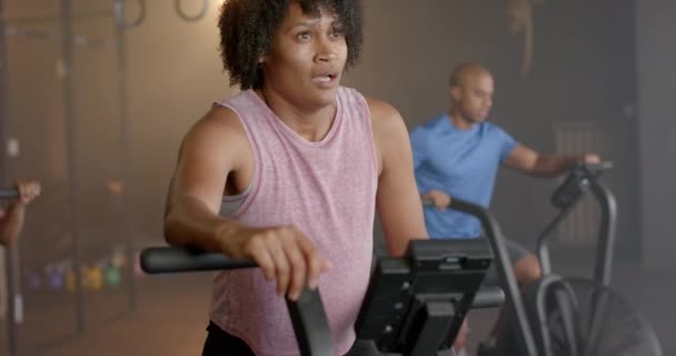 Donna Afroamericana Stanca Diversi Corsi Fitness Gruppo Bici Ellittica Rallentatore — Video Stock