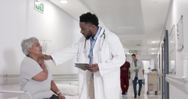 Divers Hommes Sérieux Médecin Avec Comprimé Parler Patient Âgé Sur — Video