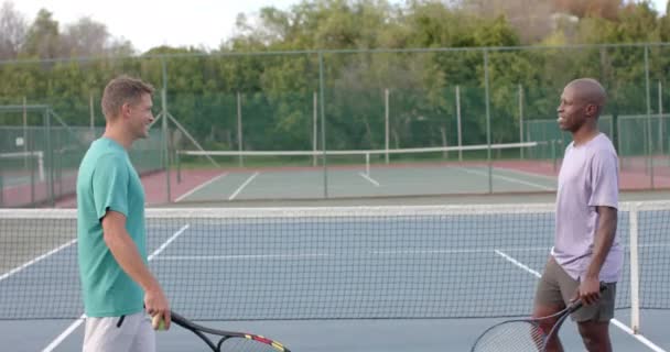 Farklı Erkek Arkadaş Açık Hava Tenis Kortunda Birbirini Kucaklıyor Yavaş — Stok video