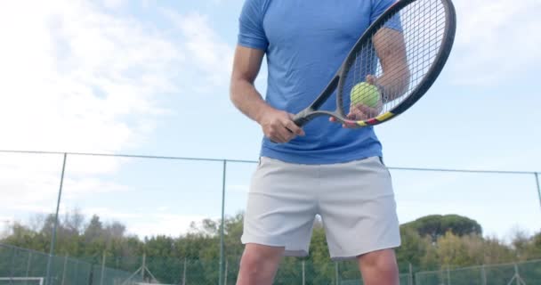 Middel Van Kaukasische Mannelijke Tennisspeler Slaan Bal Met Racket Het — Stockvideo