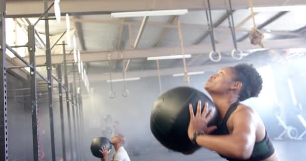 不同的团体健身课训练在健身房举重和抛掷药物球 动作缓慢 健康的生活方式 交叉训练 力量和锻炼 — 图库视频影像