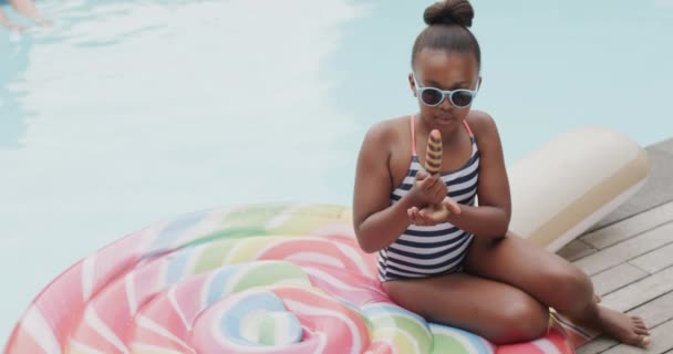 Портрет Счастливой Африканской Девушки Которая Ест Мороженое Бассейна Замедленная Съемка — стоковое видео