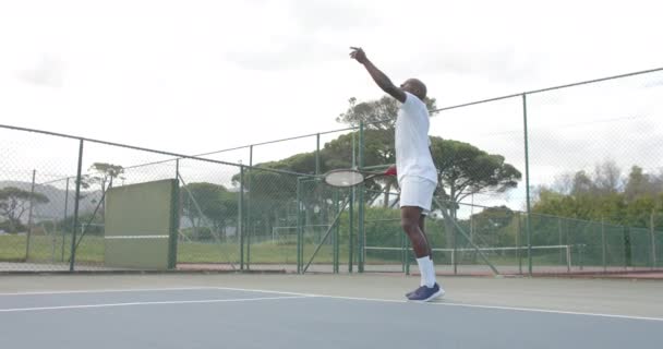 Afrikalı Amerikalı Erkek Tenisçi Dışarıda Tenis Kortunda Ağır Çekimde Top — Stok video