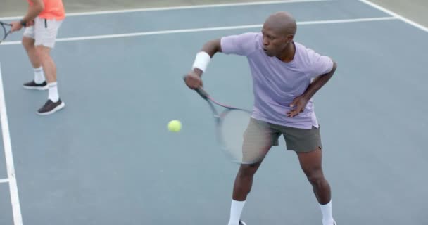 Farklı Erkek Arkadaş Sahada Ağır Çekimde Çift Top Oynuyorlar Spor — Stok video
