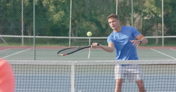 Açık Hava Tenis Kortunda Yavaş Çekimde Oynayan Çeşitli Erkek Tenisçiler — Stok video