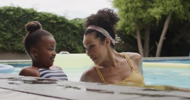 Счастливая Африканская Американская Мать Дочь Играют Бассейне Саду Замедленная Съемка — стоковое видео