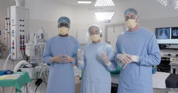 Retrato Diversos Cirujanos Con Máscaras Faciales Quirófano Cámara Lenta Inalterado — Vídeo de stock
