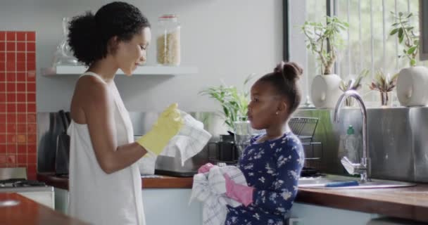 Fericit African American Mama Fiica Spălarea Vaselor Bucătărie Mișcare Lentă — Videoclip de stoc