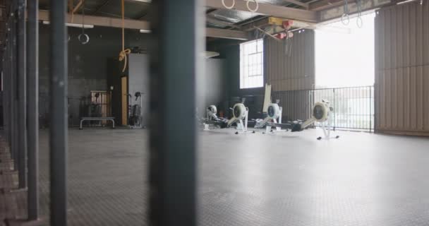 Pemandangan Umum Ruang Kebugaran Kosong Gym Dengan Peralatan Latihan Dalam — Stok Video